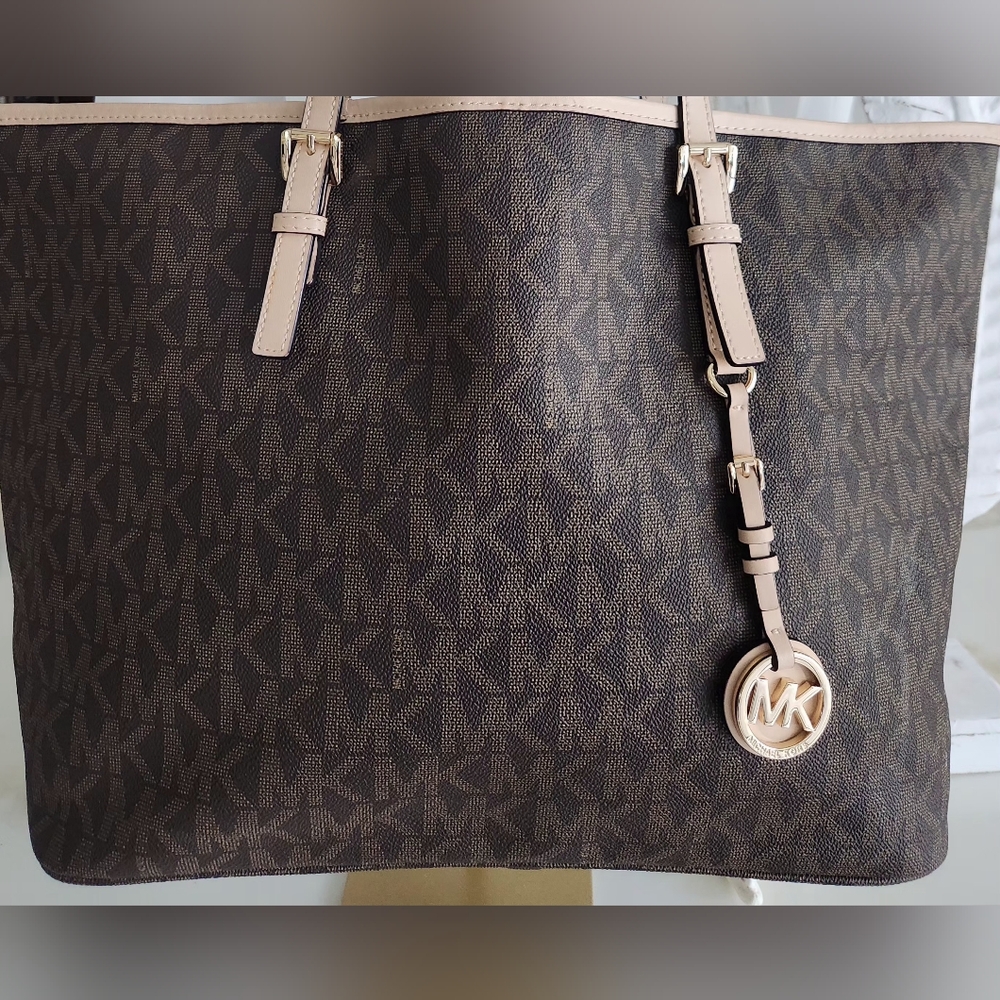 Michael Kors Signature Tote...Nearly perfect! - Picture 8 of 8